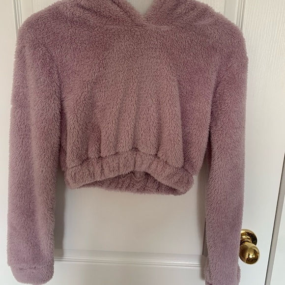 Two piece set. Light purple, fuzzy cropped long-sleeve with matching pants. - Picture 4 of 5